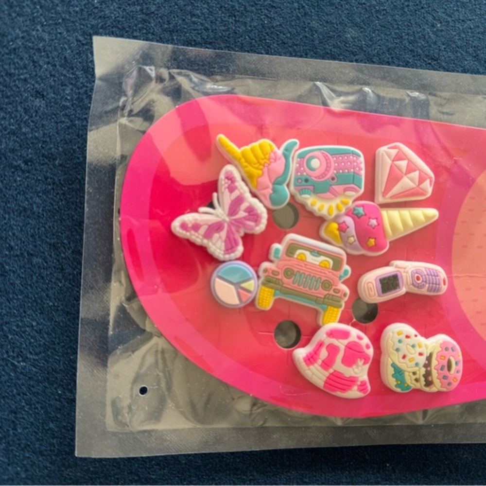 CLOG CHARMS- 10 different cutie pieces- zoom in for all the design details🍩🦋👒